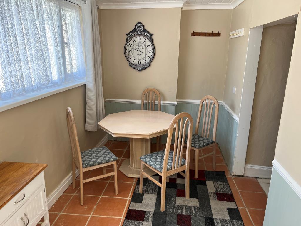 Lot: 97 - FREEHOLD BLOCK OF SIX FLATS FOR INVESTMENT WITH PARKING TO THE REAR - The dining area in the lower floor flat